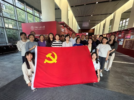 8bo体育
组织参观习近平总书记考察调研中国人民大学一周年主题展 图片1.jpg